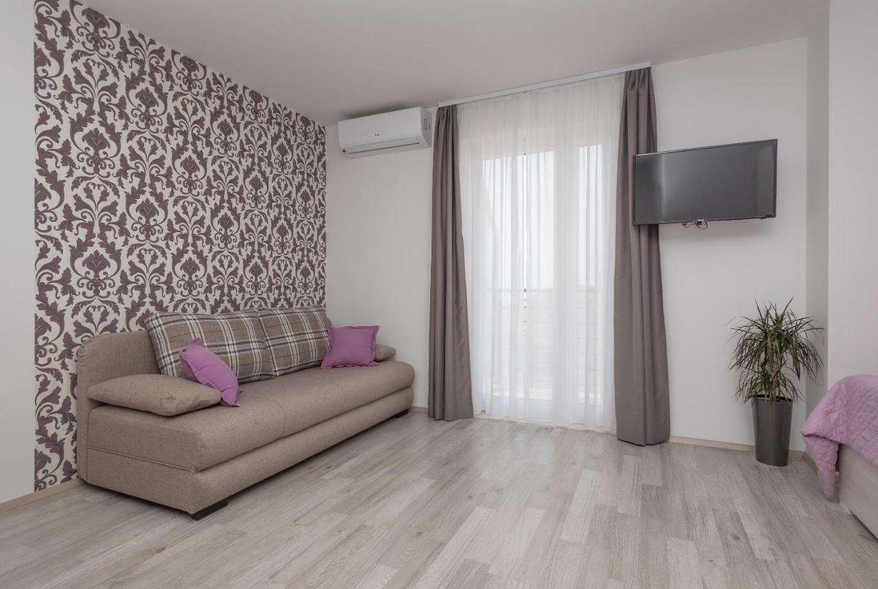 Nataly With Free Parking Apartment